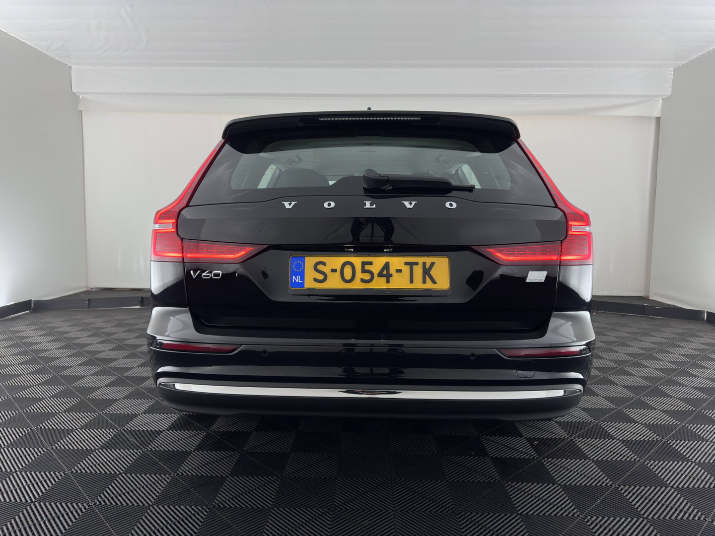 Volvo V60 2.0 T6 Plug-in hybrid AWD Core Bright (INCL-BTW) AUT | FULL-LED | DIGI-COCKPIT | CAMERA | HEATED-COMFORTSEATS | KEYLESS | DAB | PRIVACY-GLASS | CARPLAY | NAVI-FULLMAP | 18''ALU*