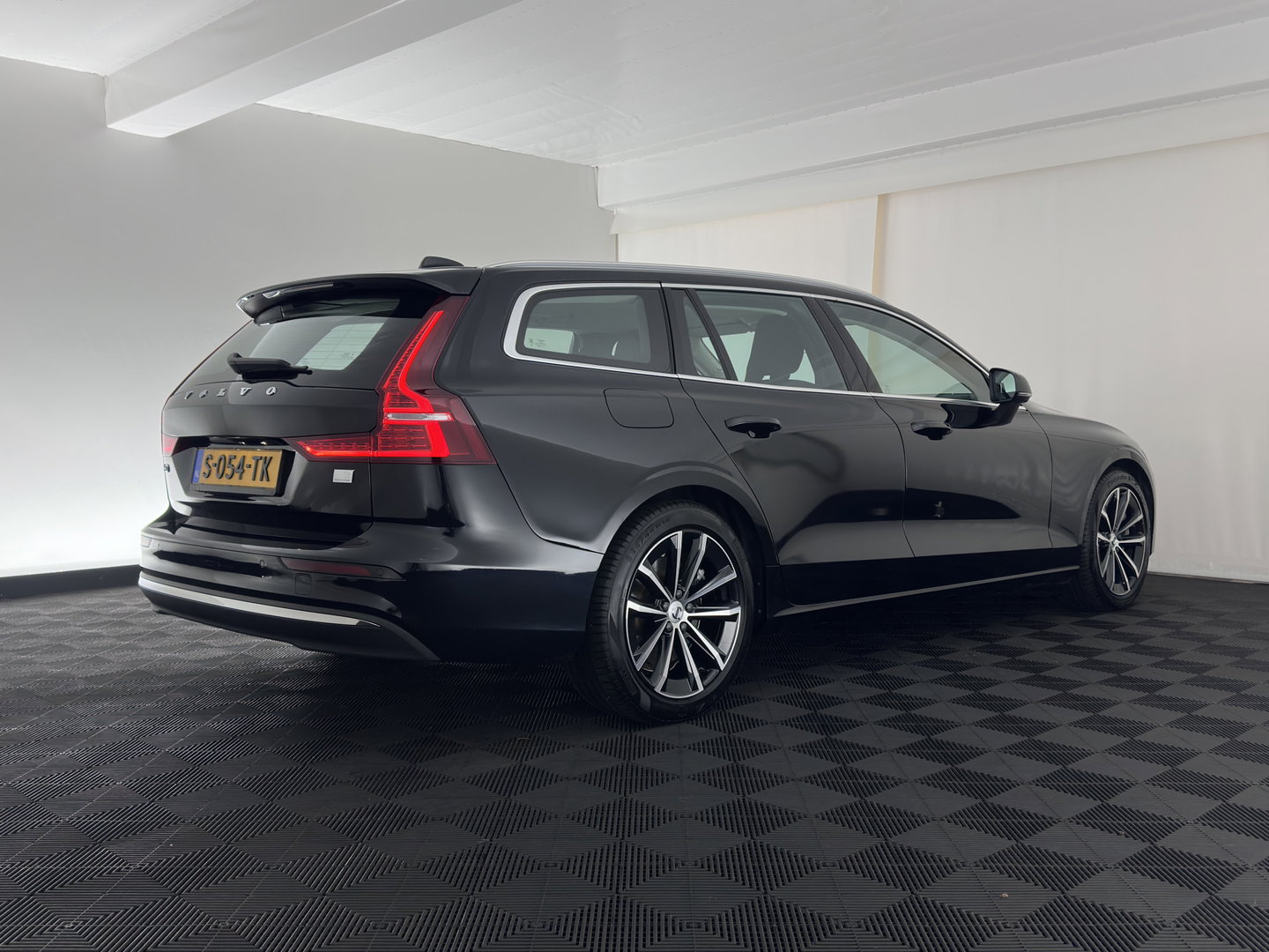 Volvo V60 2.0 T6 Plug-in hybrid AWD Core Bright (INCL-BTW) AUT | FULL-LED | DIGI-COCKPIT | CAMERA | HEATED-COMFORTSEATS | KEYLESS | DAB | PRIVACY-GLASS | CARPLAY | NAVI-FULLMAP | 18''ALU*