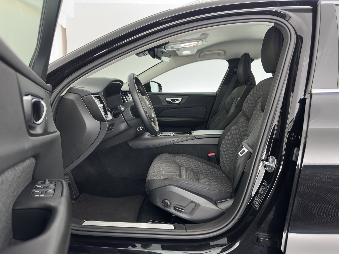 Volvo V60 2.0 T6 Plug-in hybrid AWD Core Bright (INCL-BTW) AUT | FULL-LED | DIGI-COCKPIT | CAMERA | HEATED-COMFORTSEATS | KEYLESS | DAB | PRIVACY-GLASS | CARPLAY | NAVI-FULLMAP | 18''ALU*