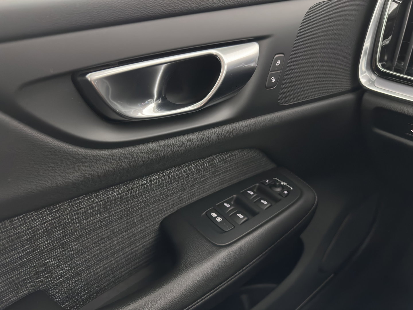 Volvo V60 2.0 T6 Plug-in hybrid AWD Core Bright (INCL-BTW) AUT | FULL-LED | DIGI-COCKPIT | CAMERA | HEATED-COMFORTSEATS | KEYLESS | DAB | PRIVACY-GLASS | CARPLAY | NAVI-FULLMAP | 18''ALU*