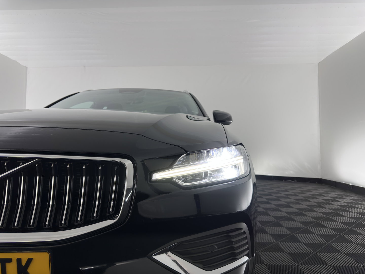 Volvo V60 2.0 T6 Plug-in hybrid AWD Core Bright (INCL-BTW) AUT | FULL-LED | DIGI-COCKPIT | CAMERA | HEATED-COMFORTSEATS | KEYLESS | DAB | PRIVACY-GLASS | CARPLAY | NAVI-FULLMAP | 18''ALU*