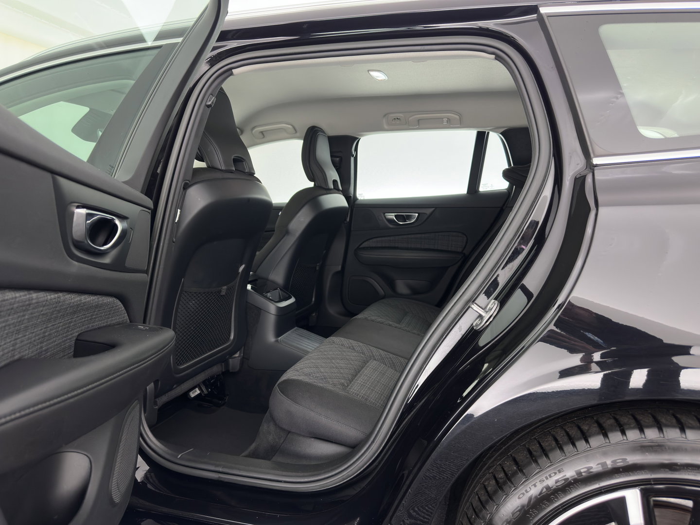 Volvo V60 2.0 T6 Plug-in hybrid AWD Core Bright (INCL-BTW) AUT | FULL-LED | DIGI-COCKPIT | CAMERA | HEATED-COMFORTSEATS | KEYLESS | DAB | PRIVACY-GLASS | CARPLAY | NAVI-FULLMAP | 18''ALU*
