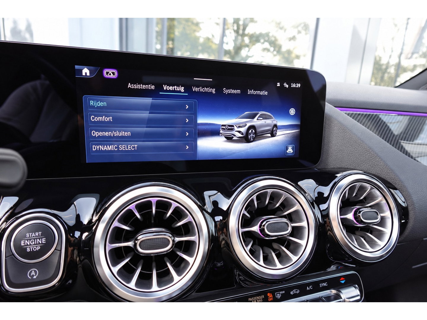 Mercedes-Benz GLA 180 AMG PANO KEYLESS HUD SFEER