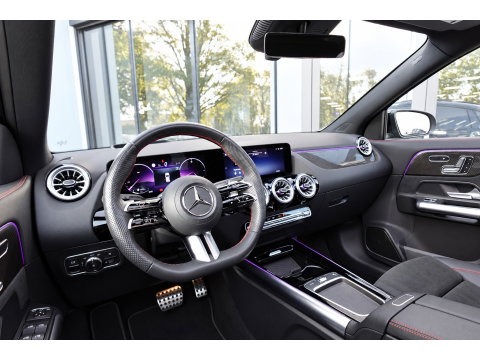 Mercedes-Benz GLA 180 AMG PANO KEYLESS HUD SFEER