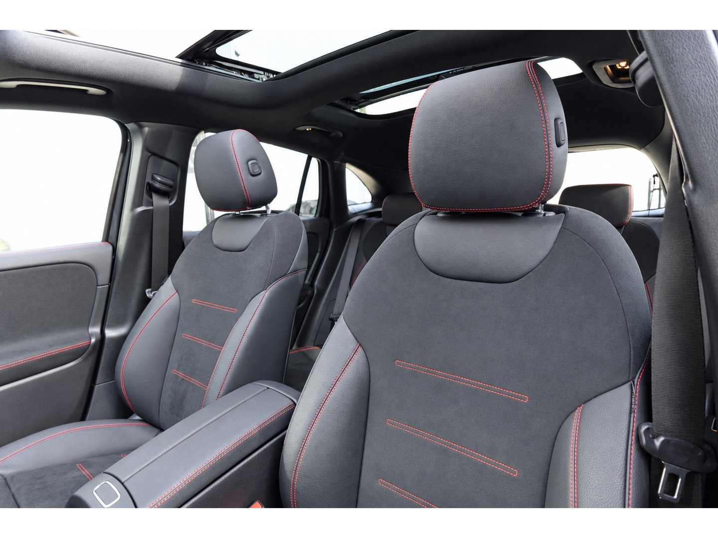 Mercedes-Benz GLA 180 AMG PANO KEYLESS HUD SFEER
