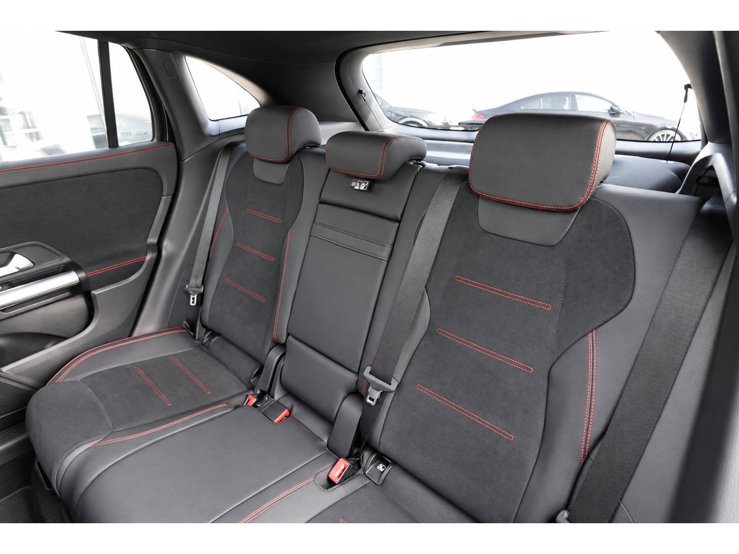 Mercedes-Benz GLA 180 AMG PANO KEYLESS HUD SFEER