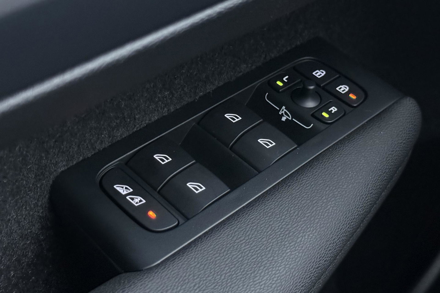 Volvo XC40 2.0 B3 Plus Black Edition | Pilot Assist | Harman/Kardon | BLIS | Stoel- stuurverwarming | 20 inch