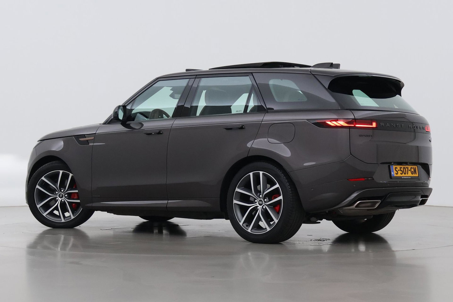 Land Rover Range Rover Sport 3.0 P510e First Edition | Luchtvering | Trekhaak | Panoramadak | Koelkast | Meridian