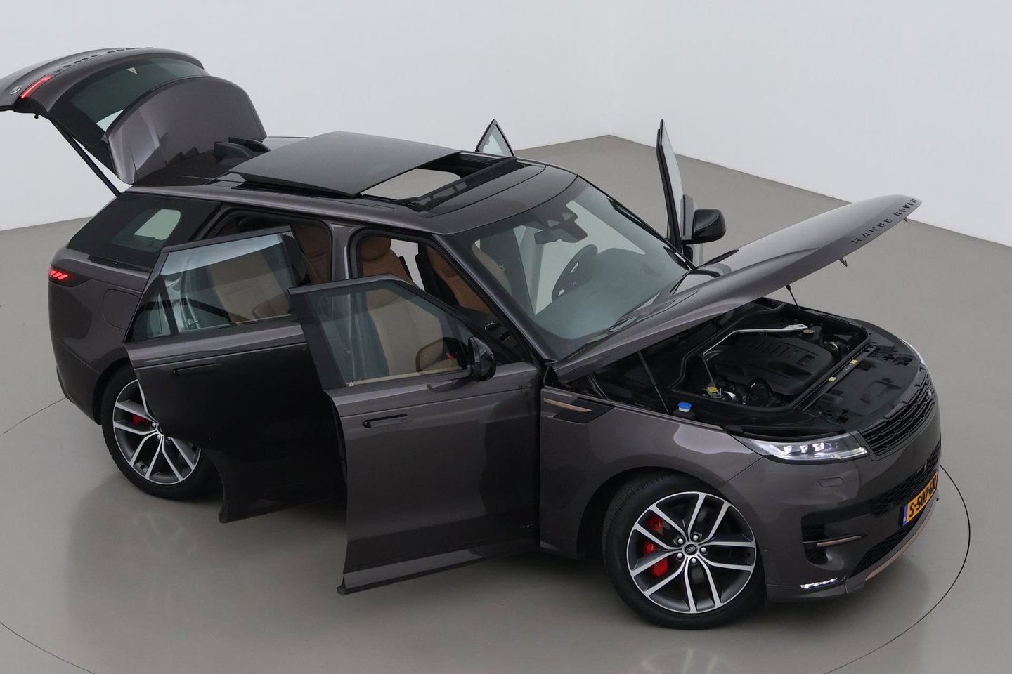 Land Rover Range Rover Sport 3.0 P510e First Edition | Luchtvering | Trekhaak | Panoramadak | Koelkast | Meridian