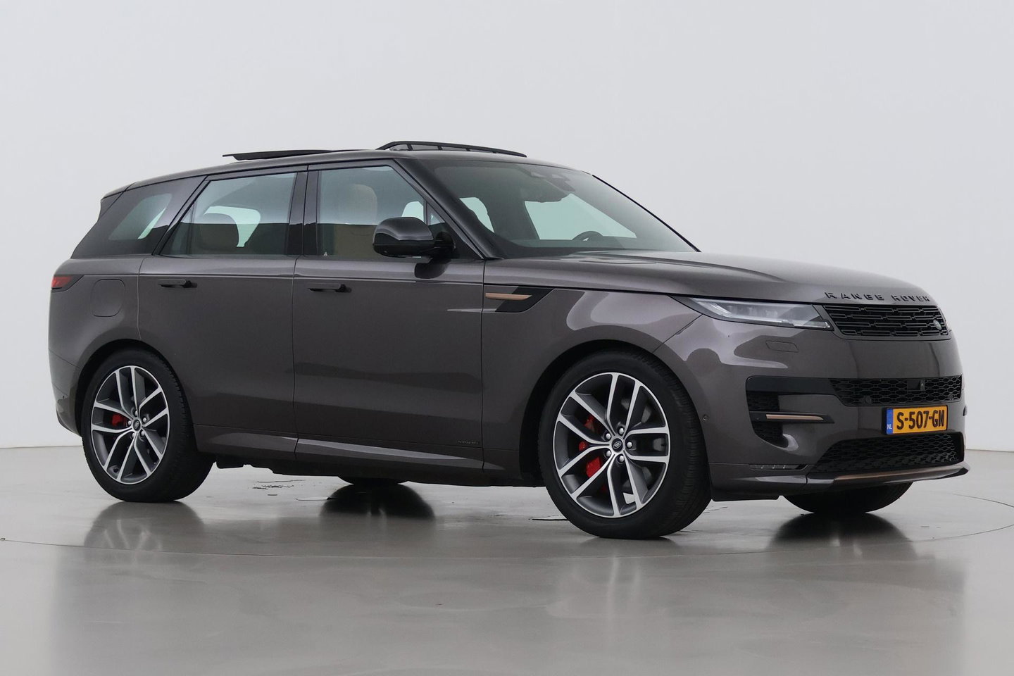 Land Rover Range Rover Sport 3.0 P510e First Edition | Luchtvering | Trekhaak | Panoramadak | Koelkast | Meridian