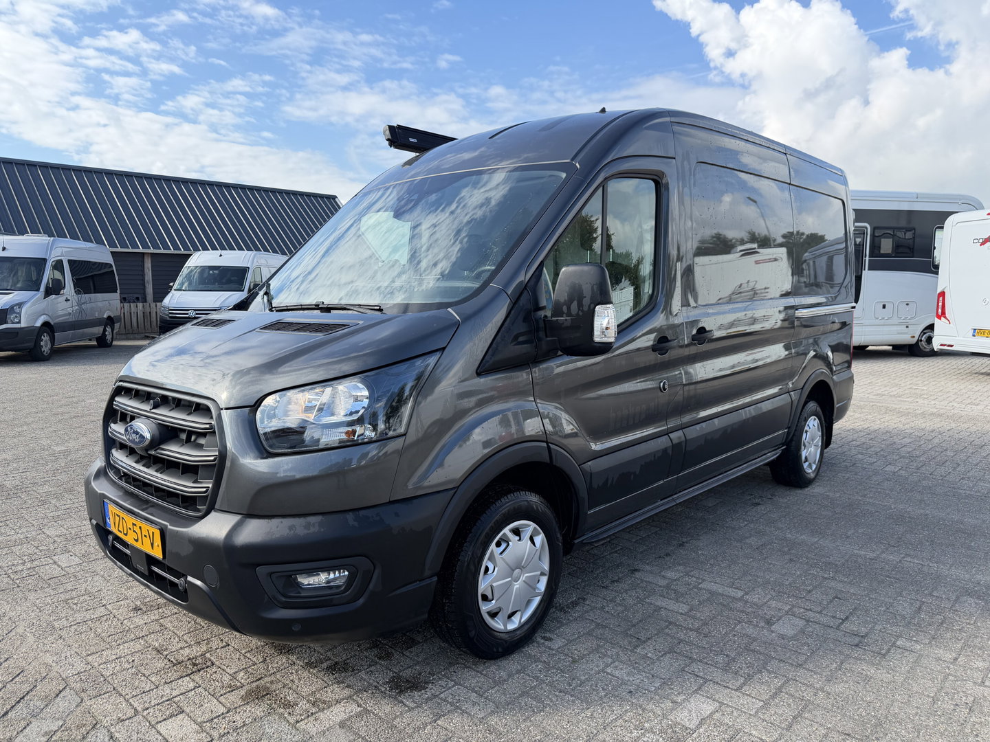 Ford Transit 290 2.0 TDCI L2H2 Trend / vaste prijs rijklaar € 25.950 ex btw / lease vanaf € 424 / euro 6 / bpm vrij / ingerichte laadruimte / onderweg naar ons toe