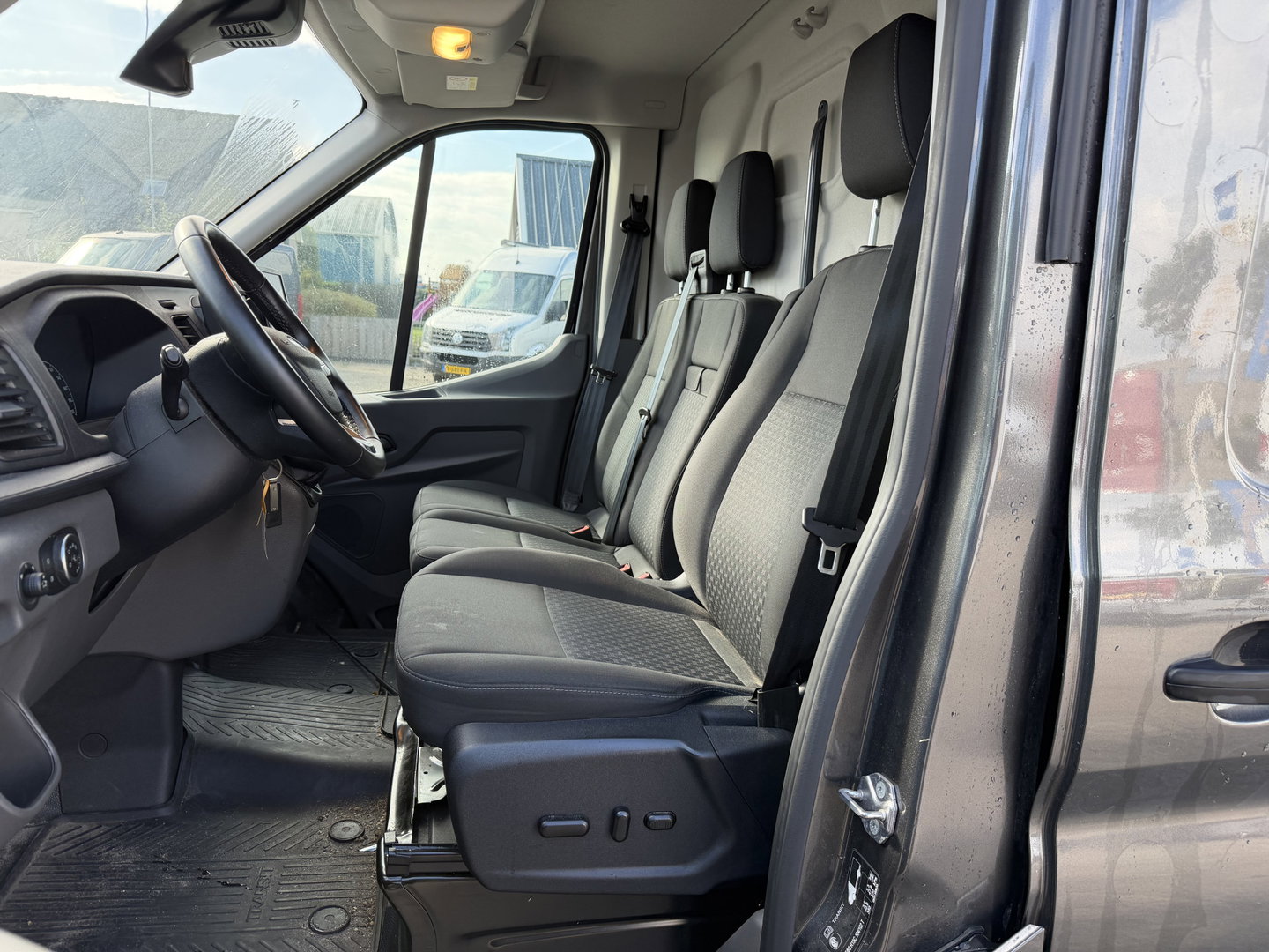 Ford Transit 290 2.0 TDCI L2H2 Trend / vaste prijs rijklaar € 25.950 ex btw / lease vanaf € 424 / euro 6 / bpm vrij / ingerichte laadruimte / onderweg naar ons toe