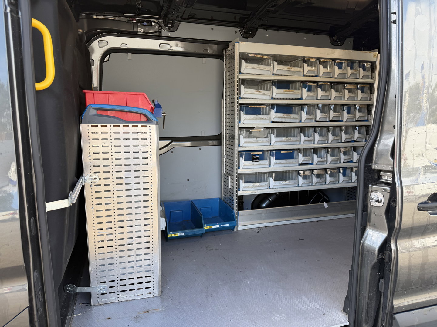 Ford Transit 290 2.0 TDCI L2H2 Trend / vaste prijs rijklaar € 25.950 ex btw / lease vanaf € 424 / euro 6 / bpm vrij / ingerichte laadruimte / onderweg naar ons toe