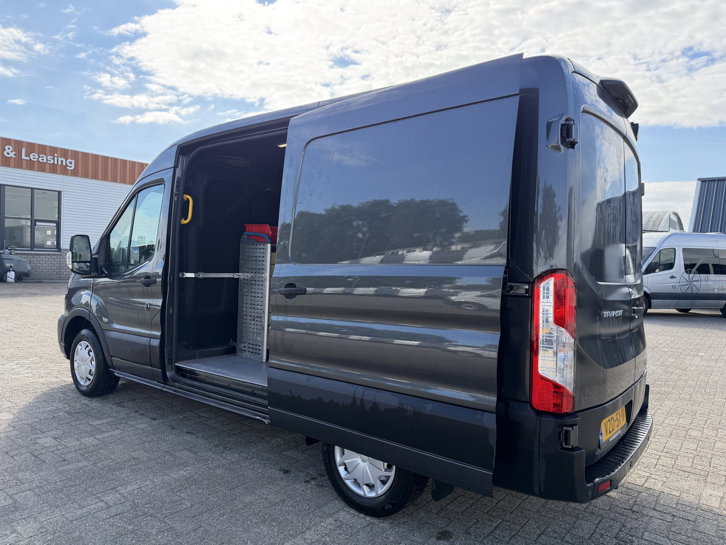 Ford Transit 290 2.0 TDCI L2H2 Trend / vaste prijs rijklaar € 25.950 ex btw / lease vanaf € 424 / euro 6 / bpm vrij / ingerichte laadruimte / onderweg naar ons toe