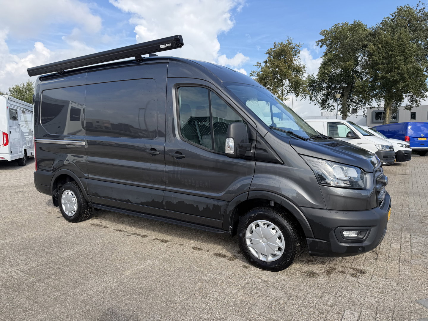Ford Transit 290 2.0 TDCI L2H2 Trend / vaste prijs rijklaar € 25.950 ex btw / lease vanaf € 424 / euro 6 / bpm vrij / ingerichte laadruimte / onderweg naar ons toe