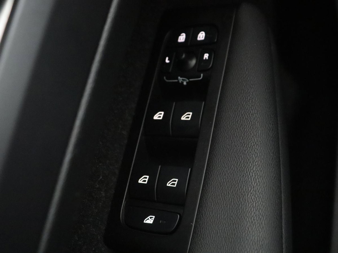 Volvo XC40 1.5 T5 Recharge Business Pro | SOH 84,5 | 360 Camera | Stoelverwarming | LED | Apple Carplay |