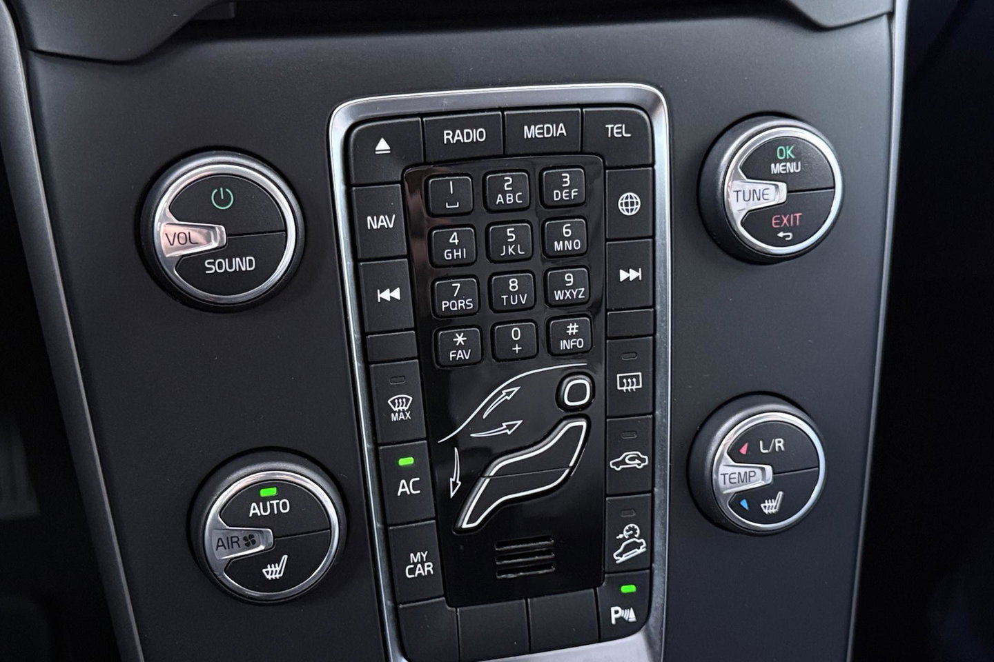 Volvo V40 2.0 T4 AWD Momentum | Trekhaak | Navigatie | Stoelverwarming | Camera
