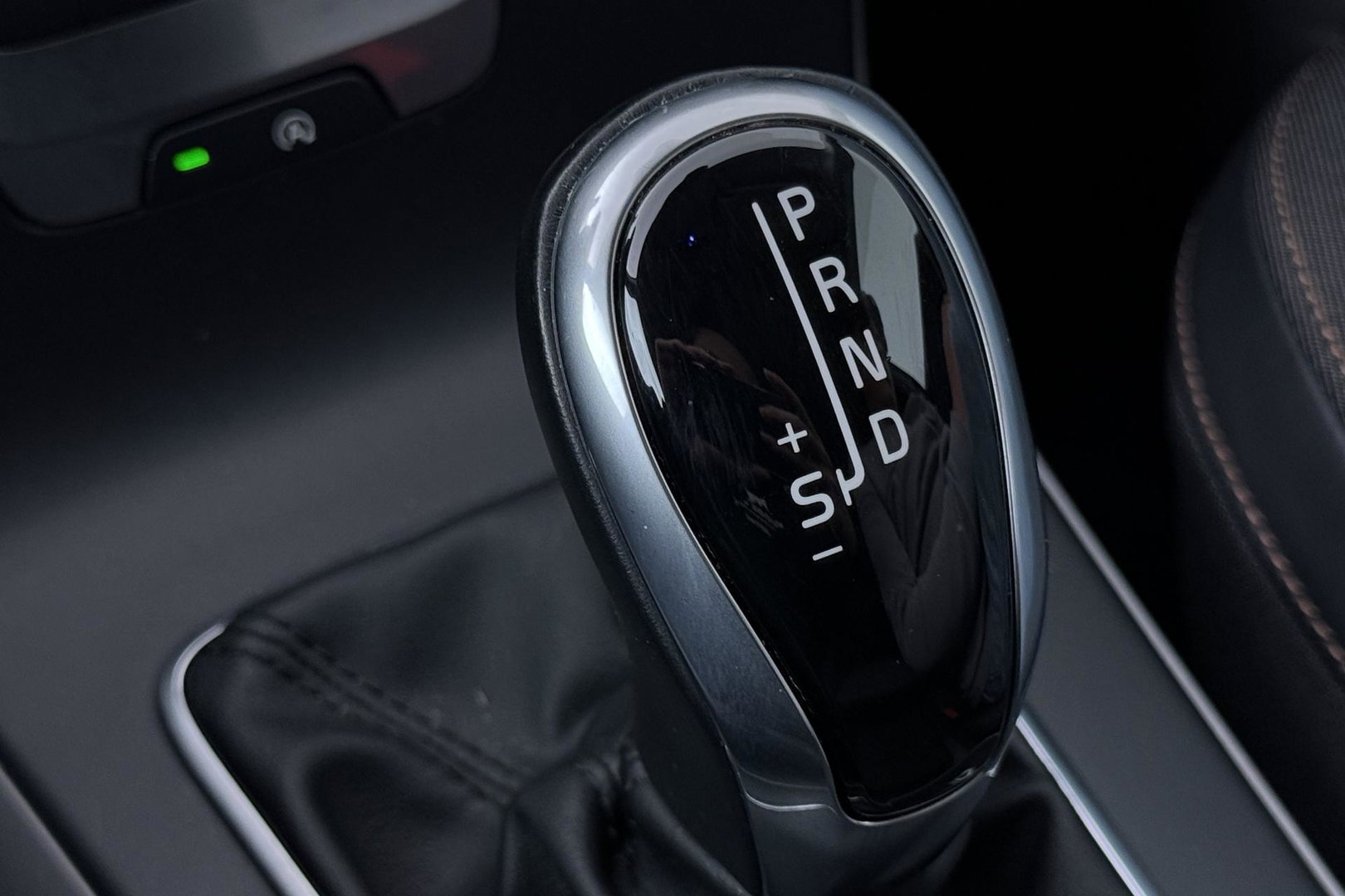Volvo V40 2.0 T4 AWD Momentum | Trekhaak | Navigatie | Stoelverwarming | Camera