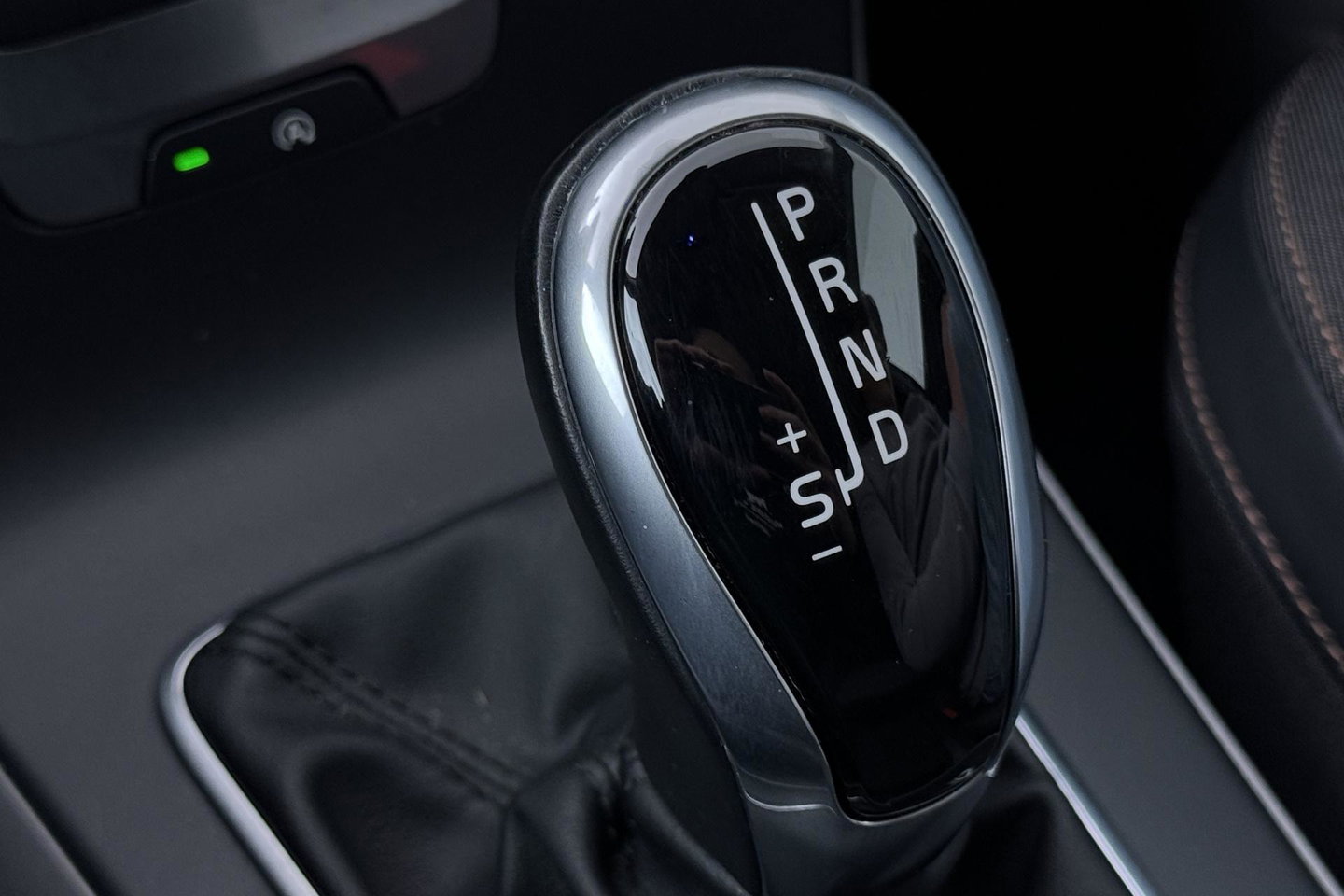 Volvo V40 2.0 T4 AWD Momentum | Trekhaak | Navigatie | Stoelverwarming | Camera