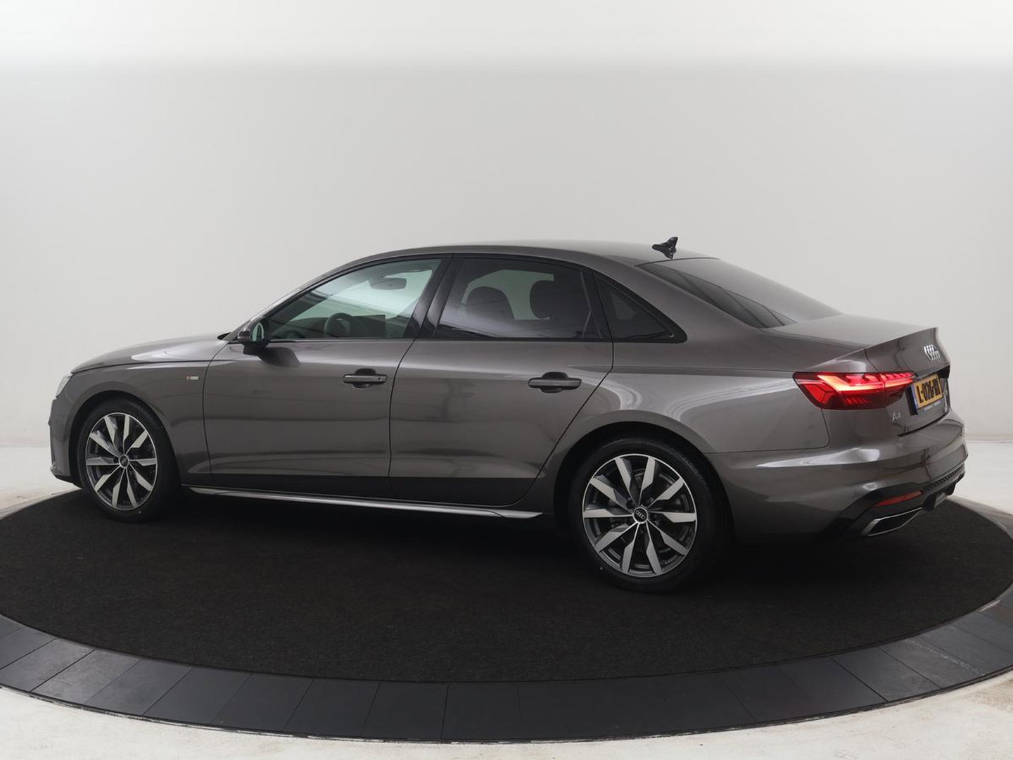 Audi A4 Limousine 35 TFSI S edition Competition | Cruise Controle | Apple Carplay | Navigatie | Sportstoelen | Spiegelpakket | Digitaal dashboard
