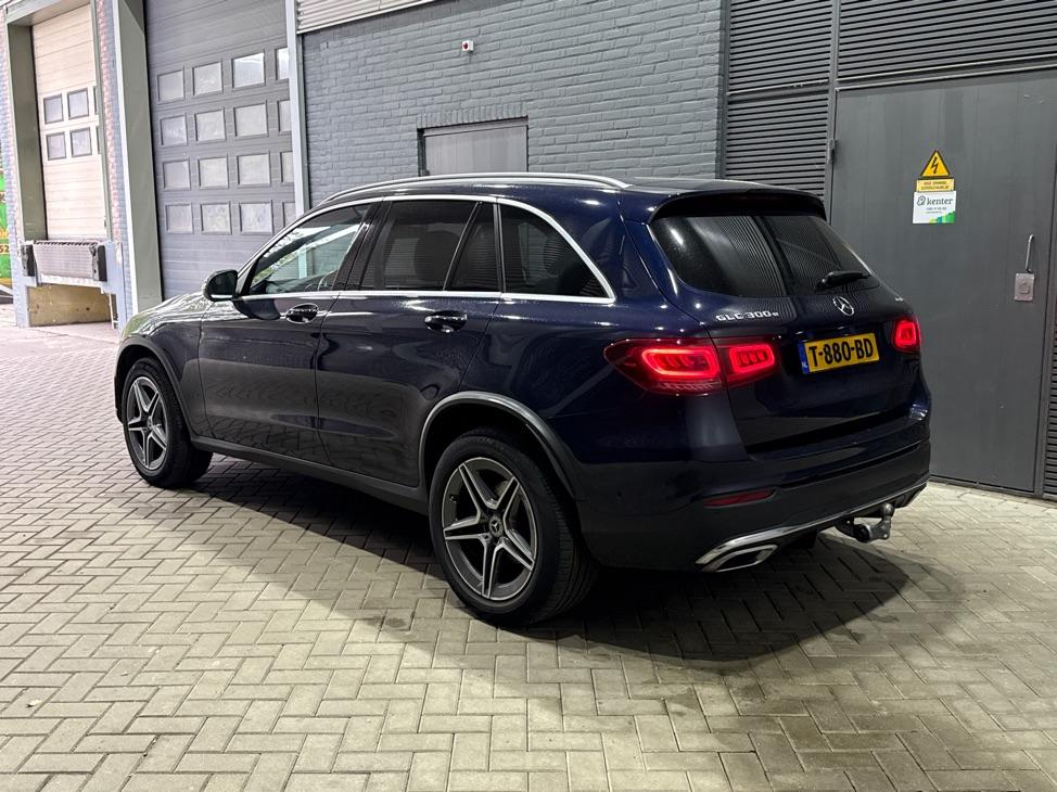 Mercedes-Benz GLC 300e 4MATIC Premium Plus | AMG Line | Panoramadak | 360° Camera | Trekhaak | Stoelverwarming | Dodehoekassistent | Keyless