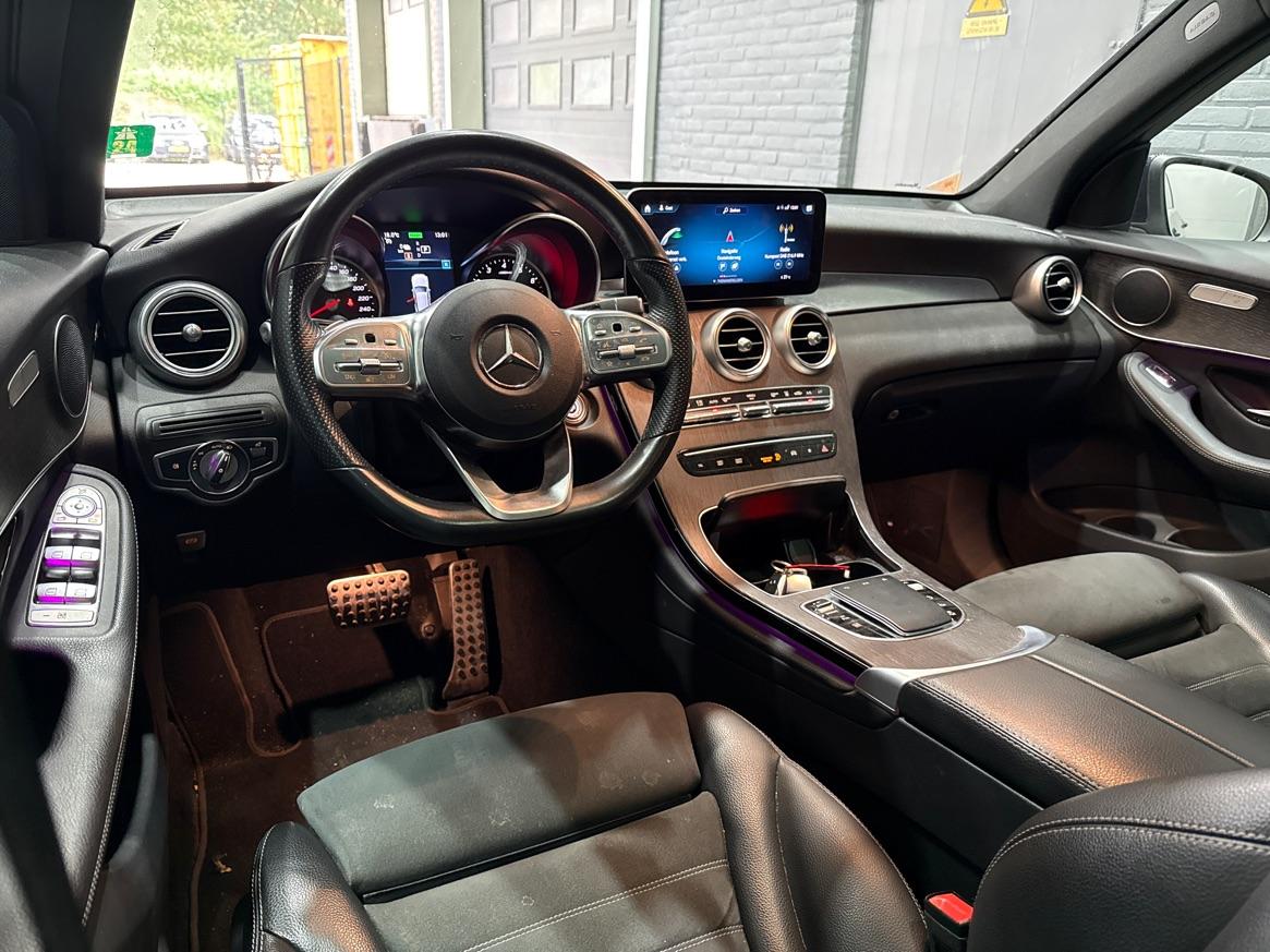 Mercedes-Benz GLC 300e 4MATIC Premium Plus | AMG Line | Panoramadak | 360° Camera | Trekhaak | Stoelverwarming | Dodehoekassistent | Keyless