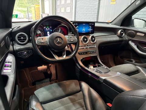 Mercedes-Benz GLC 300e 4MATIC Premium Plus | AMG Line | Panoramadak | 360° Camera | Trekhaak | Stoelverwarming | Dodehoekassistent | Keyless