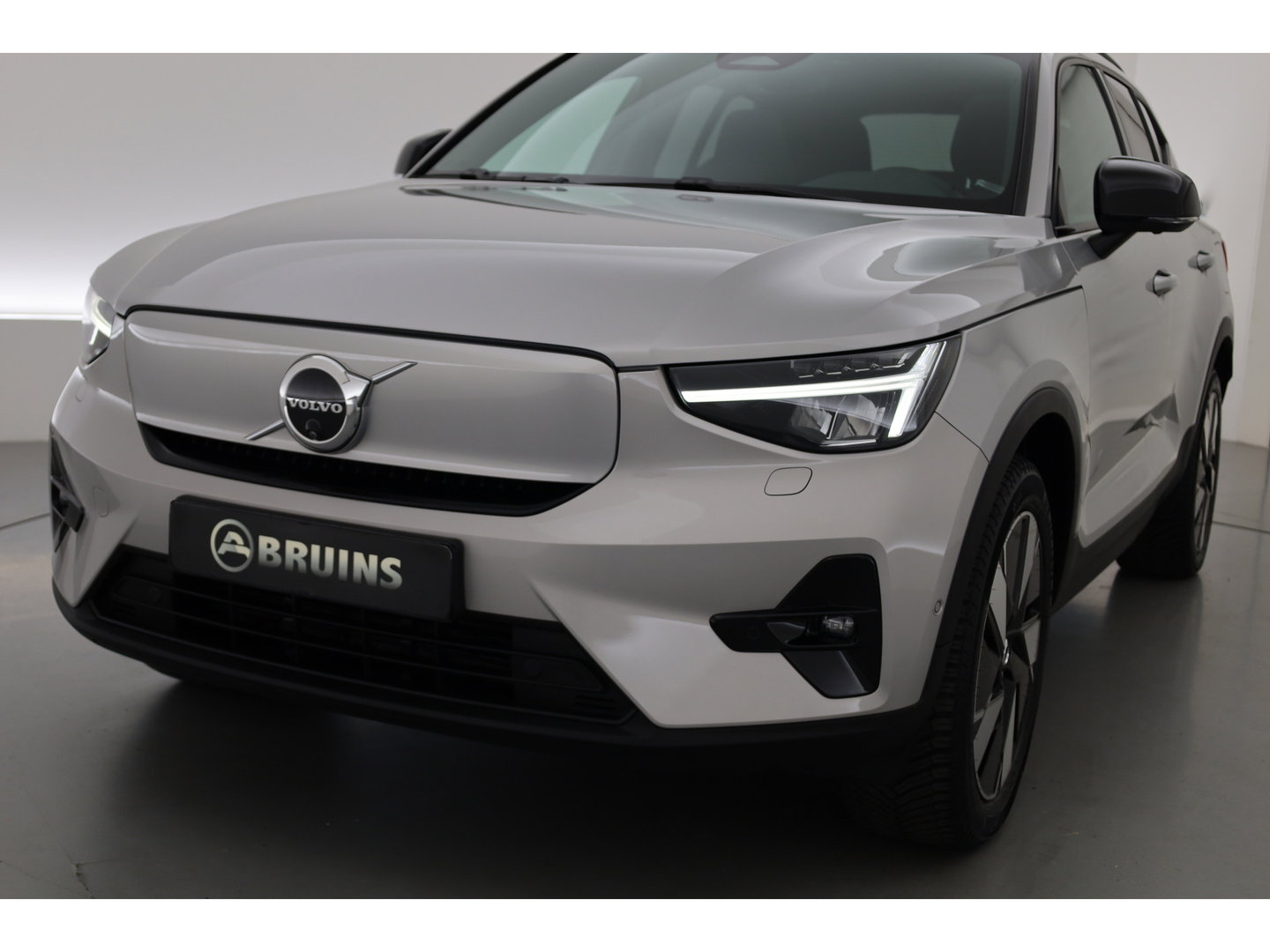 Volvo XC40 Single Motor Extended Range Ultimate 82 kWh | 572km WLTP | SOH 96% | Pano-dak | 360 camera | Elek. vers. stoelen | H&K Audio |