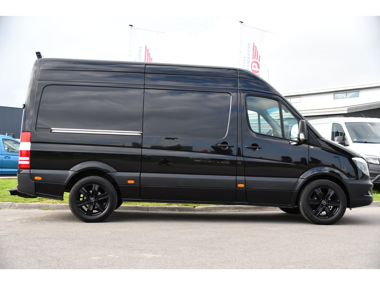 Mercedes-Benz Sprinter 316 2.2 L2H2 Black Edition Euro 6, 3500kg Trekhaak, 2 x Schuifdeur, Camera, Cruise, 164pk, Multimedia, Uniek!