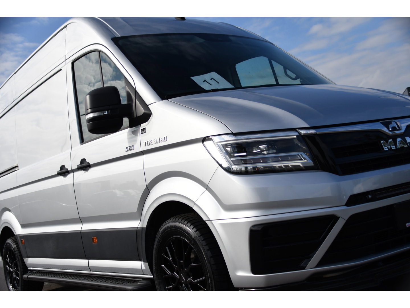 MAN TGE 3.180 35 2.0 L3H3 4x4 PB Edition Camera, Cruise, Carplay, LED, 177pk, Stoelverwarming, Leder, Geveerde stoel, Trekhaak, Automaat, Uniek!