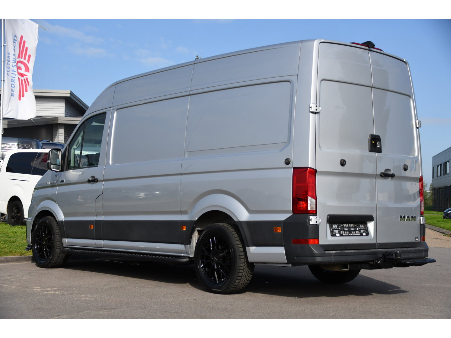 MAN TGE 3.180 35 2.0 L3H3 4x4 PB Edition Camera, Cruise, Carplay, LED, 177pk, Stoelverwarming, Leder, Geveerde stoel, Trekhaak, Automaat, Uniek!