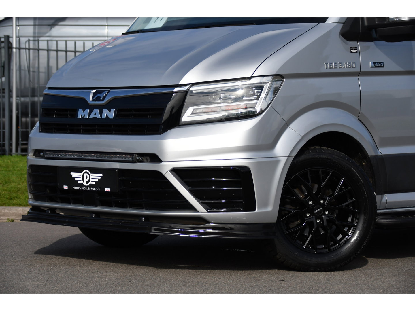 MAN TGE 3.180 35 2.0 L3H3 4x4 PB Edition Camera, Cruise, Carplay, LED, 177pk, Stoelverwarming, Leder, Geveerde stoel, Trekhaak, Automaat, Uniek!