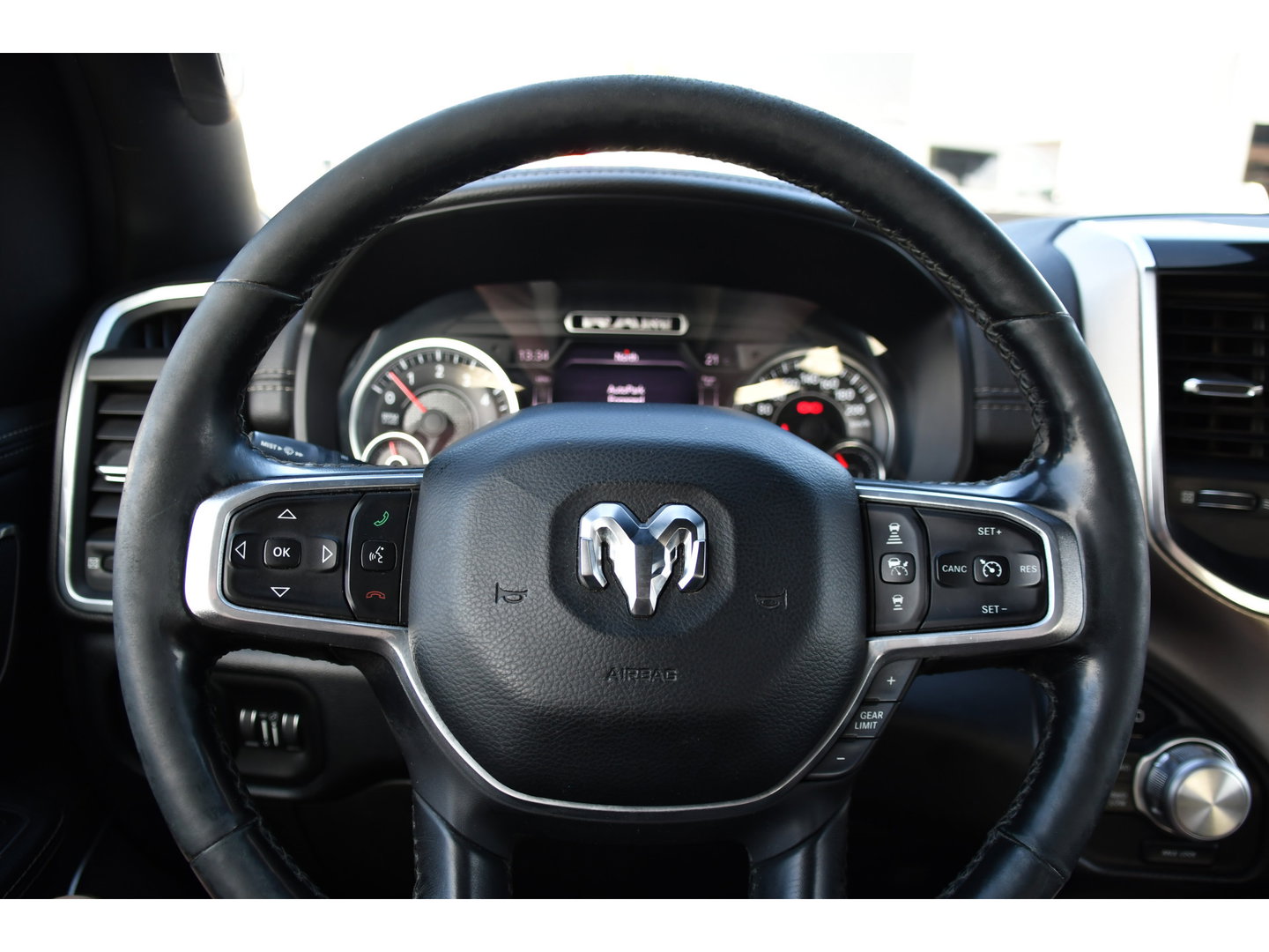 Dodge Ram 1500 5.7 V8 4x4 Crew Cab 5'7 Laramie Adaptieve Cruise, 360 Camera, PANO, Carplay, Luchtvering, LED, Leder, 3500kg Trekhaak, Stoelverwarming, Uniek!