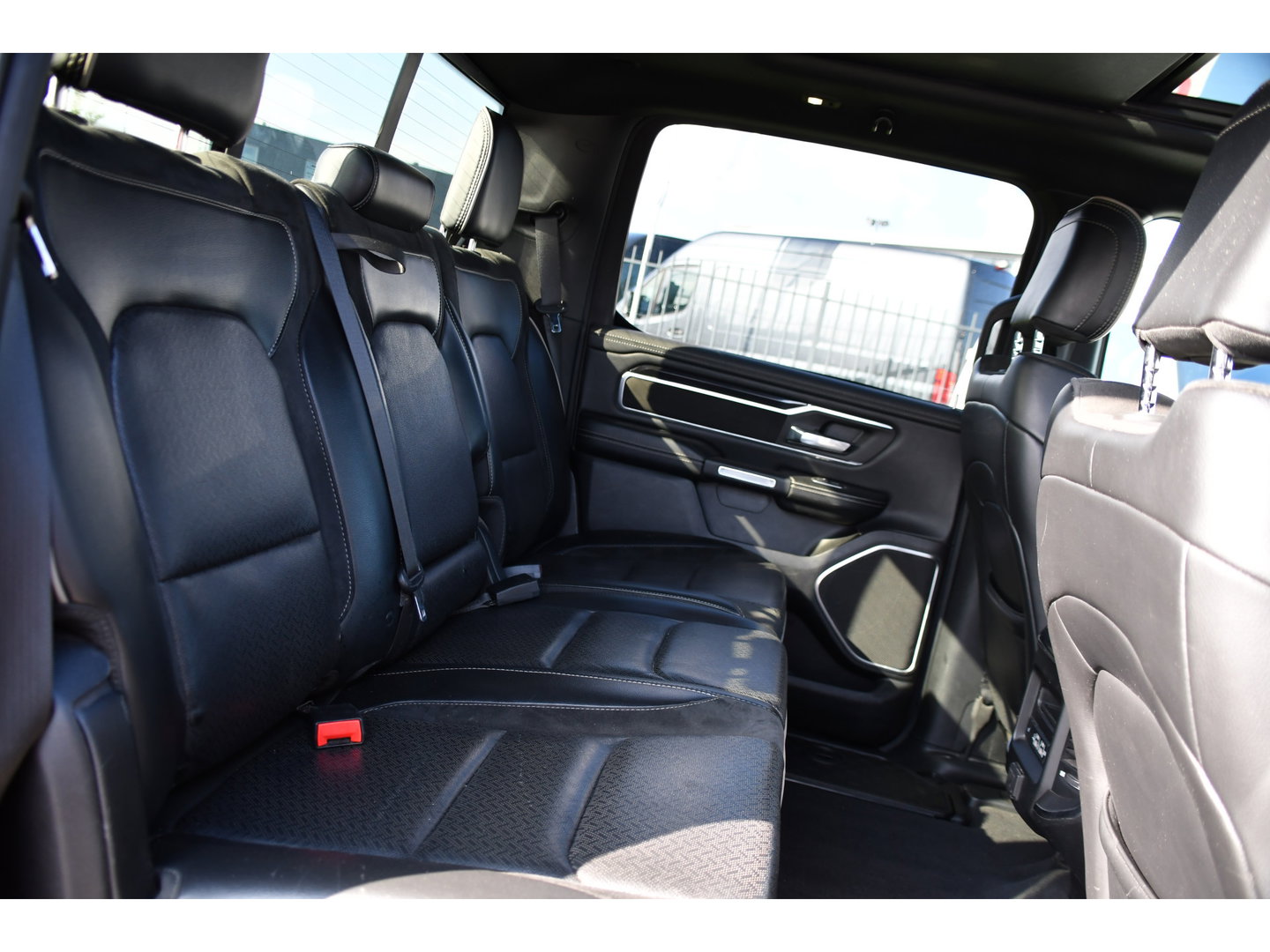 Dodge Ram 1500 5.7 V8 4x4 Crew Cab 5'7 Laramie Adaptieve Cruise, 360 Camera, PANO, Carplay, Luchtvering, LED, Leder, 3500kg Trekhaak, Stoelverwarming, Uniek!
