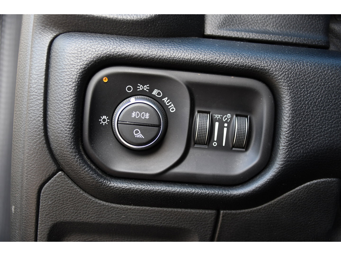 Dodge Ram 1500 5.7 V8 4x4 Crew Cab 5'7 Laramie Adaptieve Cruise, 360 Camera, PANO, Carplay, Luchtvering, LED, Leder, 3500kg Trekhaak, Stoelverwarming, Uniek!