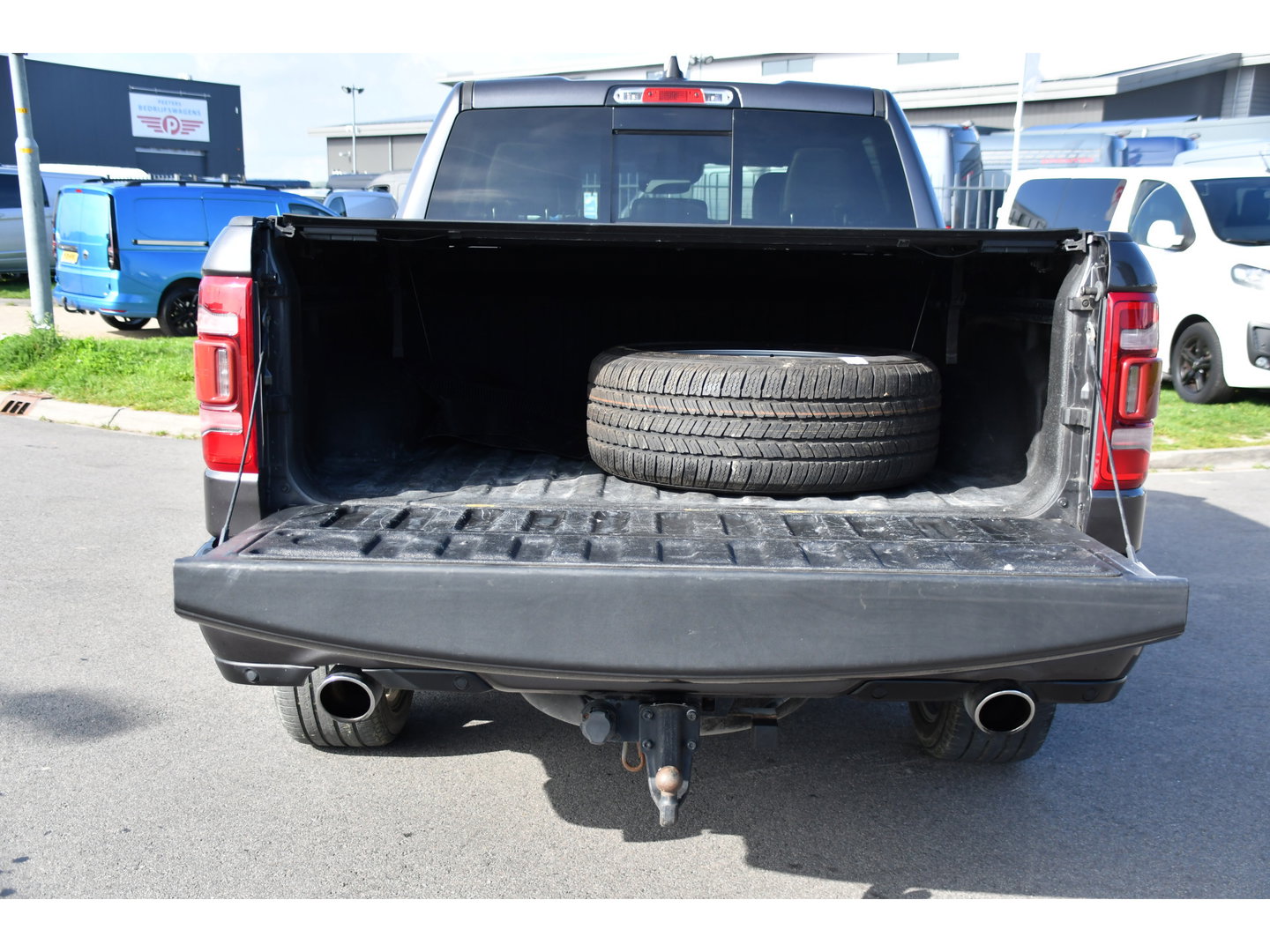 Dodge Ram 1500 5.7 V8 4x4 Crew Cab 5'7 Laramie Adaptieve Cruise, 360 Camera, PANO, Carplay, Luchtvering, LED, Leder, 3500kg Trekhaak, Stoelverwarming, Uniek!