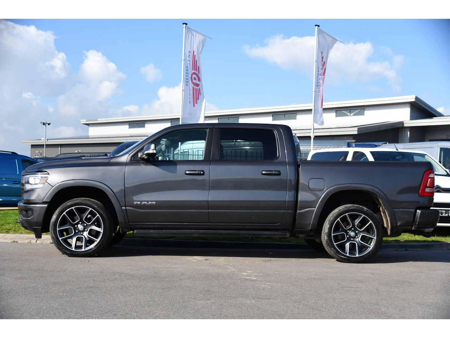 Dodge Ram 1500 5.7 V8 4x4 Crew Cab 5'7 Laramie Adaptieve Cruise, 360 Camera, PANO, Carplay, Luchtvering, LED, Leder, 3500kg Trekhaak, Stoelverwarming, Uniek!