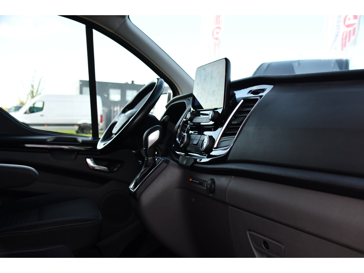 Ford Transit Custom 300 2.0 TDCI L2H1 Limited PB Edition Camera, Cruise, Carplay, LED, 2 x Schuifdeur, NAVI, Trekhaak, Stoelverwarming, Automaat, Uniek!