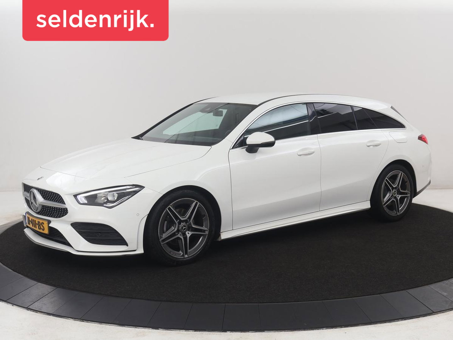 Mercedes-Benz CLA-Klasse Shooting Brake 180 Business Solution AMG | Stoelverwarming | LED | Navigatie | Camera |