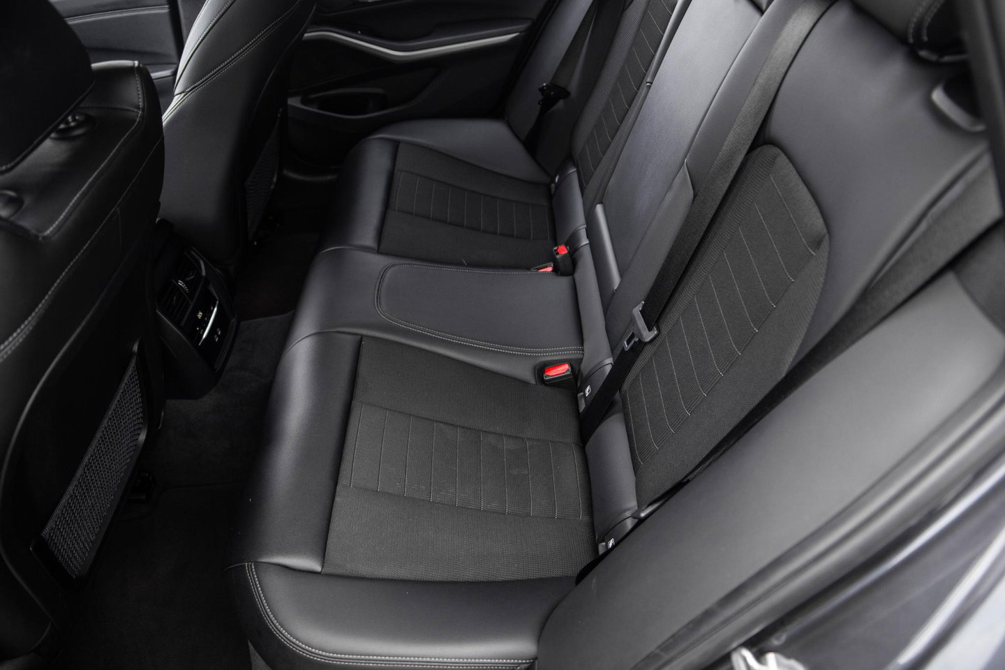 BMW 3 Serie Touring 320e LED / DEALER ONDERHOUDEN / CAMERA / CARPLAY / TREKHAAK