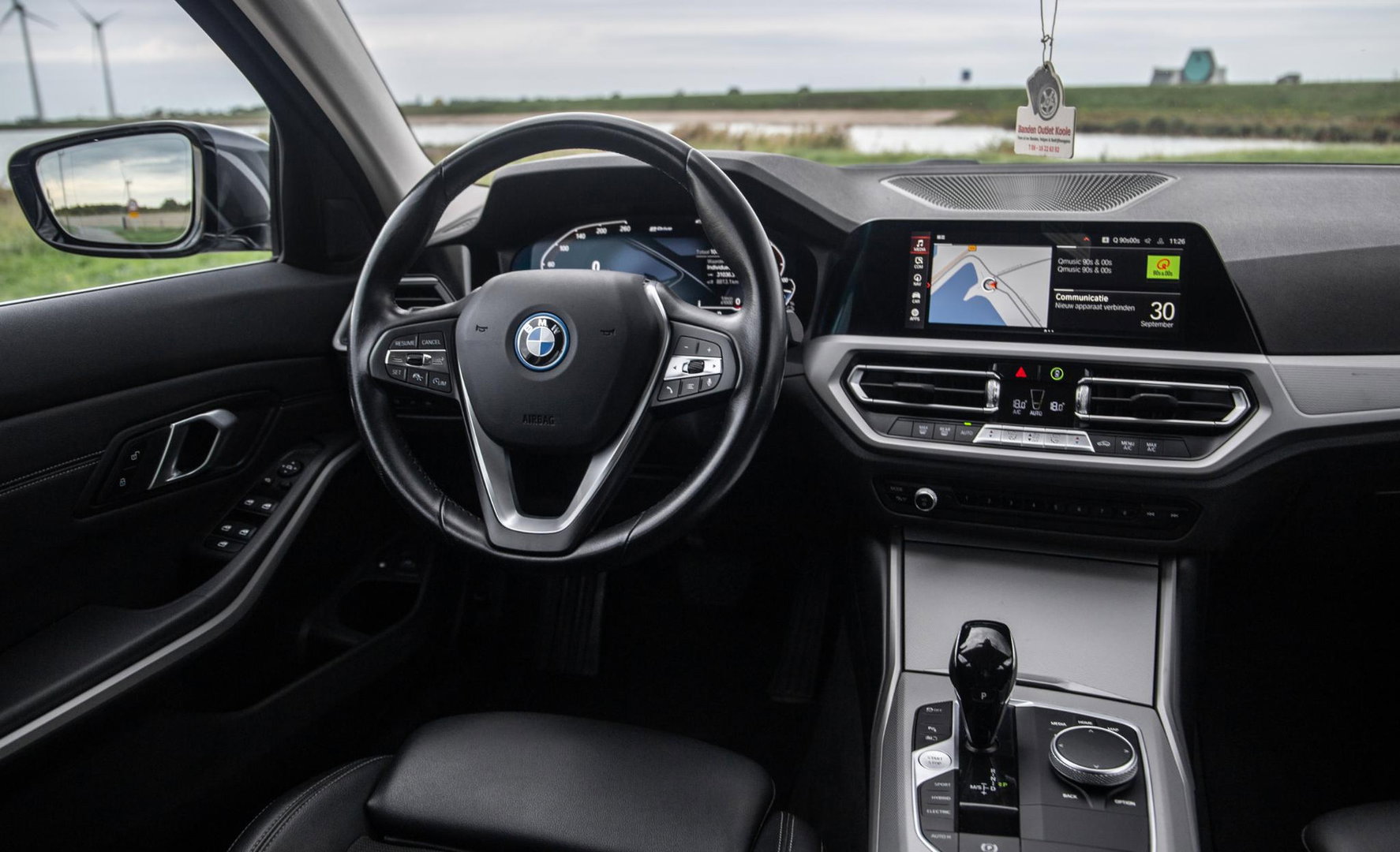 BMW 3 Serie Touring 320e LED / DEALER ONDERHOUDEN / CAMERA / CARPLAY / TREKHAAK