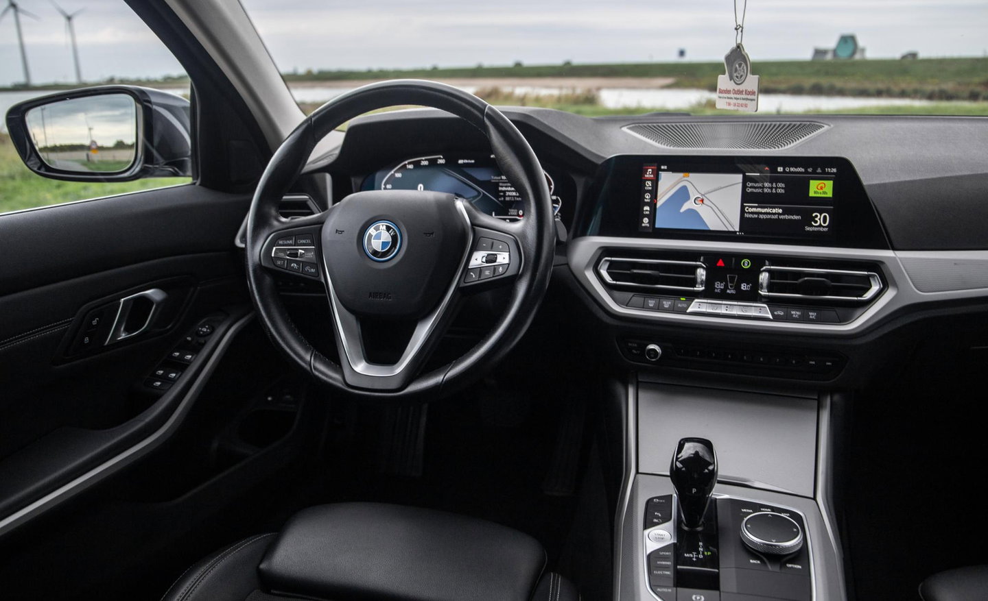 BMW 3 Serie Touring 320e LED / DEALER ONDERHOUDEN / CAMERA / CARPLAY / TREKHAAK