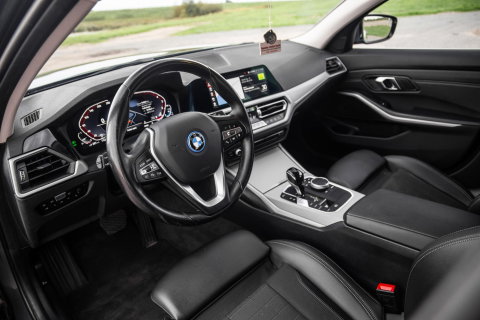 BMW 3 Serie Touring 320e LED / DEALER ONDERHOUDEN / CAMERA / CARPLAY / TREKHAAK