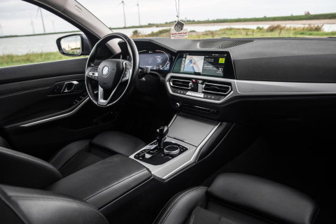 BMW 3 Serie Touring 320e LED / DEALER ONDERHOUDEN / CAMERA / CARPLAY / TREKHAAK