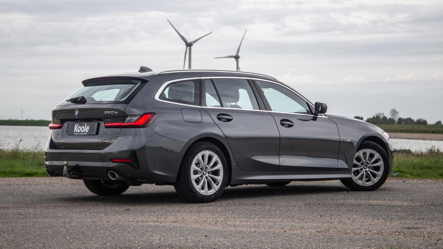 BMW 3 Serie Touring 320e LED / DEALER ONDERHOUDEN / CAMERA / CARPLAY / TREKHAAK