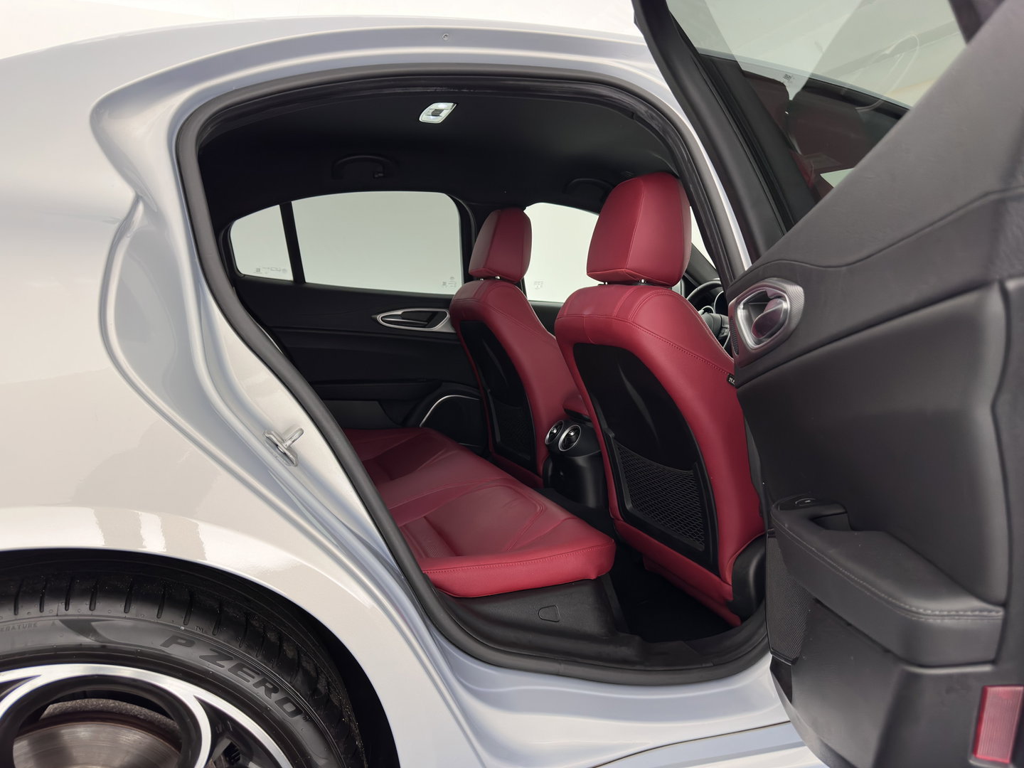 Alfa Romeo Giulia 2.0T Sprint (INCL-BTW)  *AUT |  PANO | ADAPTIVE-CRUISE | LEATHER SPORTSEATS | CAMERA | NAVI-FULLMAP | DAB+ | SHIFT-PADDLES | PRIVACY-GLASS | LANE-ASSIST | BLINDSPOT | KEYLESS | 19INCH*