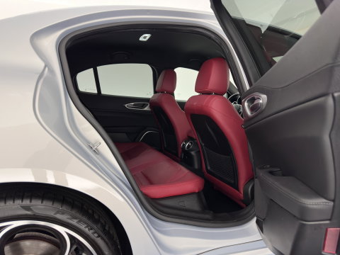 Alfa Romeo Giulia 2.0T Sprint (INCL-BTW)  *AUT |  PANO | ADAPTIVE-CRUISE | LEATHER SPORTSEATS | CAMERA | NAVI-FULLMAP | DAB+ | SHIFT-PADDLES | PRIVACY-GLASS | LANE-ASSIST | BLINDSPOT | KEYLESS | 19INCH*
