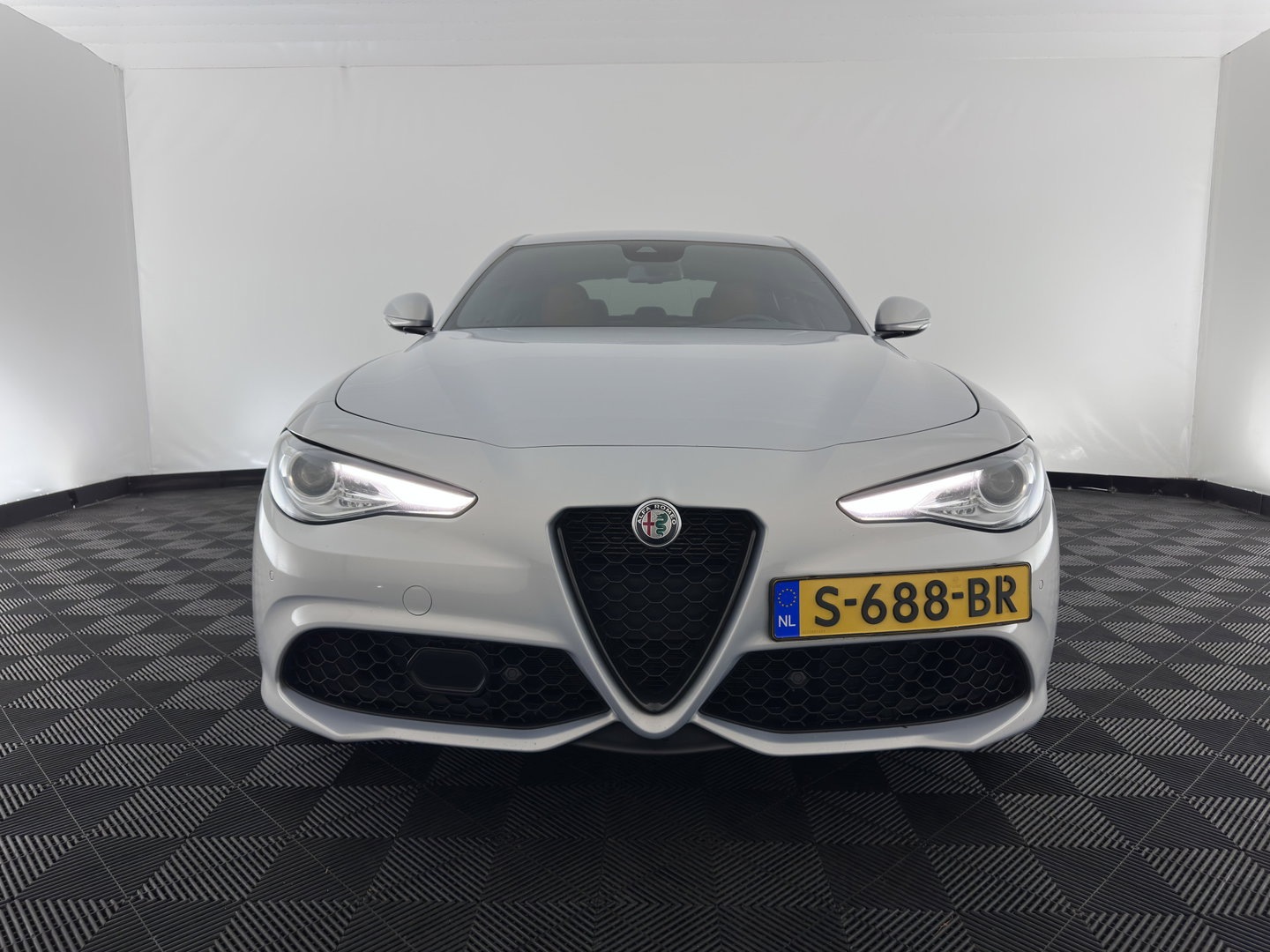Alfa Romeo Giulia 2.0T Sprint (INCL-BTW)  *AUT |  PANO | ADAPTIVE-CRUISE | LEATHER SPORTSEATS | CAMERA | NAVI-FULLMAP | DAB+ | SHIFT-PADDLES | PRIVACY-GLASS | LANE-ASSIST | BLINDSPOT | KEYLESS | 19INCH*