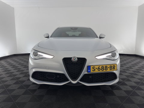 Alfa Romeo Giulia 2.0T Sprint (INCL-BTW)  *AUT |  PANO | ADAPTIVE-CRUISE | LEATHER SPORTSEATS | CAMERA | NAVI-FULLMAP | DAB+ | SHIFT-PADDLES | PRIVACY-GLASS | LANE-ASSIST | BLINDSPOT | KEYLESS | 19INCH*