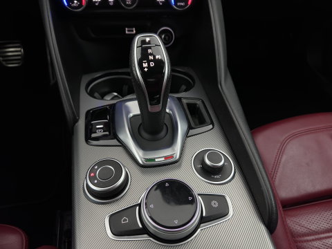 Alfa Romeo Giulia 2.0T Sprint (INCL-BTW)  *AUT |  PANO | ADAPTIVE-CRUISE | LEATHER SPORTSEATS | CAMERA | NAVI-FULLMAP | DAB+ | SHIFT-PADDLES | PRIVACY-GLASS | LANE-ASSIST | BLINDSPOT | KEYLESS | 19INCH*